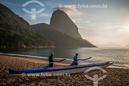  Practitioners of canoeing - Vermelha Beach (Red Beach) with the Sugar Loaf in the background during the sunrise  - Rio de Janeiro city - Rio de Janeiro state (RJ) - Brazil