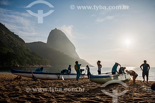  Practitioners of canoeing - Vermelha Beach (Red Beach) with the Sugar Loaf in the background during the sunrise  - Rio de Janeiro city - Rio de Janeiro state (RJ) - Brazil