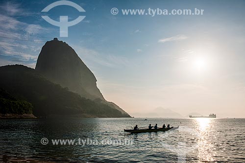  Practitioners of canoeing - Vermelha Beach (Red Beach) with the Sugar Loaf in the background during the sunrise  - Rio de Janeiro city - Rio de Janeiro state (RJ) - Brazil