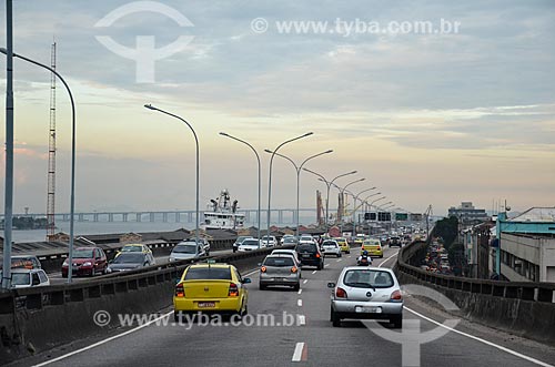  Cars - Perimetral High with the Rio-Niteroi Bridge in the background  - Rio de Janeiro city - Rio de Janeiro state (RJ) - Brazil