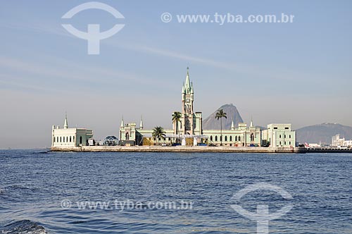  View of Fiscal Island castle from Guanabara Bay with the Sugar Loaf in the background  - Rio de Janeiro city - Rio de Janeiro state (RJ) - Brazil