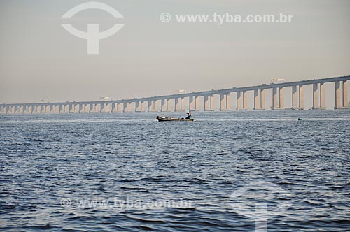  Fisherman - Guanabara Bay with the Rio-Niteroi Bridge in the background  - Rio de Janeiro city - Rio de Janeiro state (RJ) - Brazil