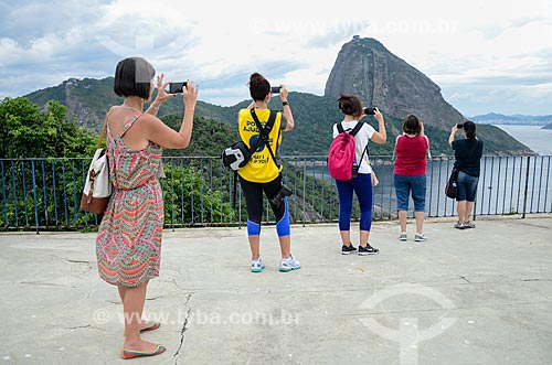  Tourists photographing the Sugar Loaf from Duque de Caxias Fort - also known as Leme Fort - Environmental Protection Area of Morro do Leme  - Rio de Janeiro city - Rio de Janeiro state (RJ) - Brazil