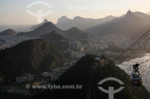  Cable car making the crossing between the Urca Mountain and Sugar Loaf  - Rio de Janeiro city - Rio de Janeiro state (RJ) - Brazil