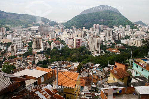  Houses - Santa Marta Slum with buildings of Botafogo neighborhood in the background  - Rio de Janeiro city - Rio de Janeiro state (RJ) - Brazil