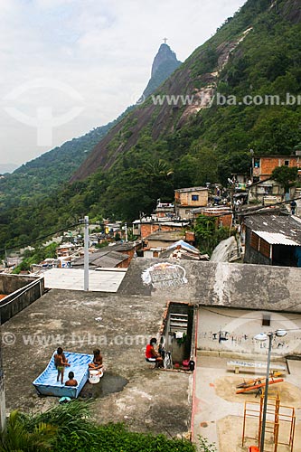  Houses - Santa Marta Slum with Christ the Redeemer in the background  - Rio de Janeiro city - Rio de Janeiro state (RJ) - Brazil
