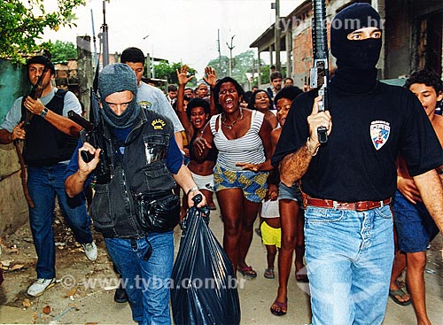  Police Masked with residents protesting during police operation - Vigario Geral Slum  - Rio de Janeiro city - Rio de Janeiro state (RJ) - Brazil