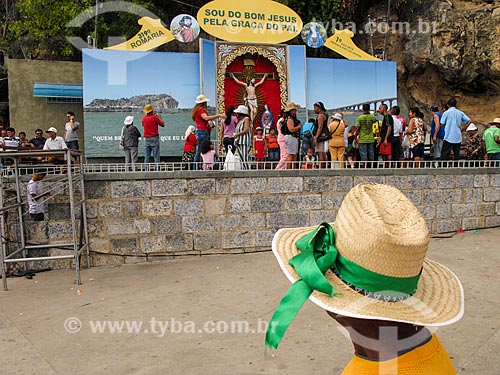  Pilgrims photographing altar during pilgrimage of Bom Jesus da Lapa  - Bom Jesus da Lapa city - Bahia state (BA) - Brazil