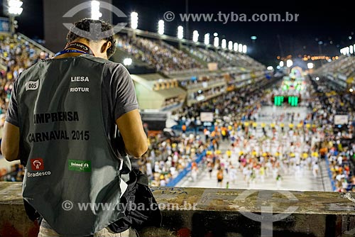  Gabriel Santos photographer - photographing the Marques de Sapucai Sambadrome parade from imprensa tower  - Rio de Janeiro city - Rio de Janeiro state (RJ) - Brazil