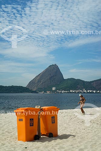  Garbage can - Flamengo Beach waterfront with the Sugar Loaf in the background  - Rio de Janeiro city - Rio de Janeiro state (RJ) - Brazil