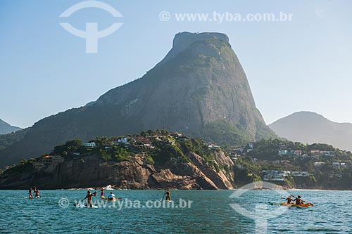  Practitioners of Stand up paddle and canoeing near to Tijucas Islands with the Rock of Gavea in the background  - Rio de Janeiro city - Rio de Janeiro state (RJ) - Brazil