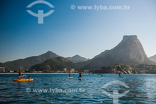  Practitioners of Stand up paddle and canoeing near to Tijucas Islands with the Rock of Gavea in the background  - Rio de Janeiro city - Rio de Janeiro state (RJ) - Brazil