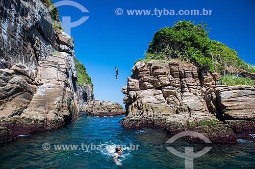  Youngs jumping into the sea from Tijucas Islands  - Rio de Janeiro city - Rio de Janeiro state (RJ) - Brazil