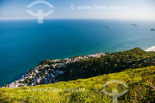  Houses of Vidigal slum viewed from Morro Dois Irmaos (Two Brothers Mountain) trail  - Rio de Janeiro city - Rio de Janeiro state (RJ) - Brazil