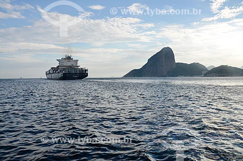  Cargo ship - Guanabara Bay with Sugar Loaf in the background  - Rio de Janeiro city - Rio de Janeiro state (RJ) - Brazil