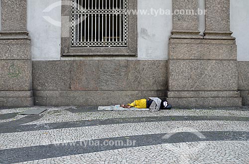  Homeless sleeping near to Nossa Senhora da Candelaria Church  - Rio de Janeiro city - Rio de Janeiro state (RJ) - Brazil