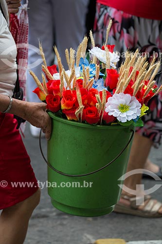  Woman selling artificial flowers during the procession to Sao Jorge  - Rio de Janeiro city - Rio de Janeiro state (RJ) - Brazil