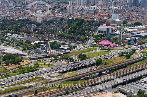  Aerial photo of Alcantara Machado Avenie over Salim Farah Maluf Avenue and the Pires do Rio Viaduct with Quarta Parada Cemetery in the background  - Sao Paulo city - Sao Paulo state (SP) - Brazil