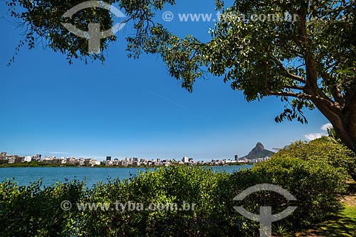  View of Rodrigo de Freitas Lagoon with Morro Dois Irmaos (Two Brothers Mountain) in the background  - Rio de Janeiro city - Rio de Janeiro state (RJ) - Brazil