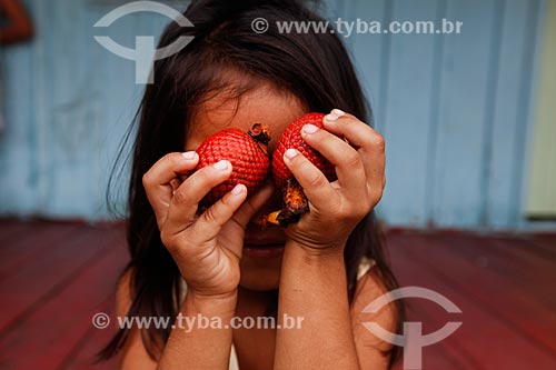  Child holding fruit of buriti  - Manaus city - Amazonas state (AM) - Brazil