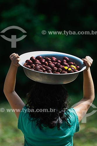  Woman carrying bowl with buritis  - Manaus city - Amazonas state (AM) - Brazil