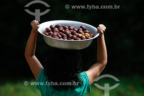  Woman carrying bowl with buritis  - Manaus city - Amazonas state (AM) - Brazil