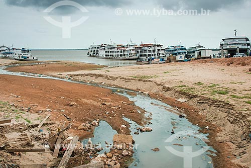  Sand pollution on the banks of Tapajos River with boats in the background  - Santarem city - Para state (PA) - Brazil