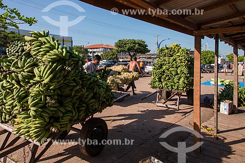  Man carrying a cart with bananas - street fair on the banks of Tapajos River  - Santarem city - Para state (PA) - Brazil