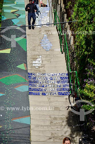  Detail of staircase of the Ladeira dos Tabajaras slum with the message on the conscious use of water  - Rio de Janeiro city - Rio de Janeiro state (RJ) - Brazil