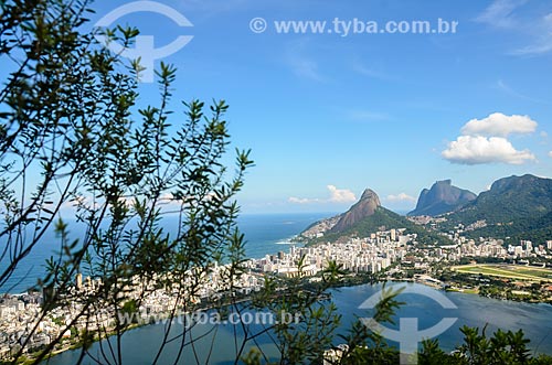  View of Rodrigo de Freitas Lagoon with the Morro Dois Irmaos (Two Brothers Mountain) and Rock of Gavea from Cabritos Mountain (Kid Goat Mountain)  - Rio de Janeiro city - Rio de Janeiro state (RJ) - Brazil
