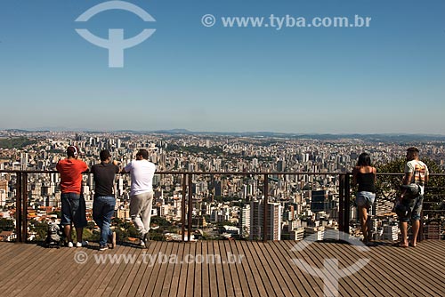  Tourists observing the Belo Horizonte city from the mirante of Mangabeiras Municipal Park  - Belo Horizonte city - Minas Gerais state (MG) - Brazil