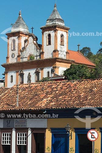  Historic houses with the Sao Francisco de Assis Church (1798) in the background  - Sabara city - Minas Gerais state (MG) - Brazil