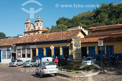  Historic houses with the Sao Francisco de Assis Church (1798) in the background  - Sabara city - Minas Gerais state (MG) - Brazil