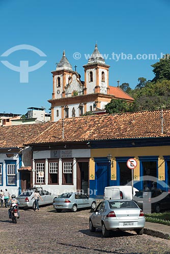  Historic houses with the Sao Francisco de Assis Church (1798) in the background  - Sabara city - Minas Gerais state (MG) - Brazil