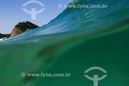  View of the sea in Leme Beach with the Environmental Protection Area of Morro do Leme in the background  - Rio de Janeiro city - Rio de Janeiro state (RJ) - Brazil