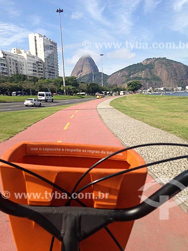  Cyclist - bike lane of Flamengo Landfill with the Sugar Loaf in the background  - Rio de Janeiro city - Rio de Janeiro state (RJ) - Brazil