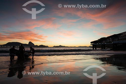  Fishermen from fishing village Z-13 - on Post 6 of Copacabana Beach - putting the boat in the sea  - Rio de Janeiro city - Rio de Janeiro state (RJ) - Brazil