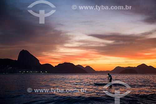  Practitioner of Stand up paddle - post 6 of Copacabana Beach with the Sugar Loaf in the background  - Rio de Janeiro city - Rio de Janeiro state (RJ) - Brazil