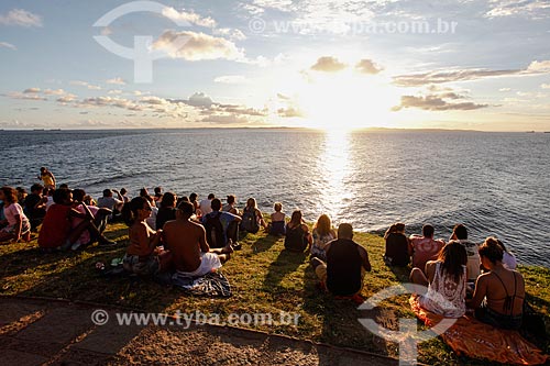 Tourists near to Santo Antonio da Barra Fort (1702) to observe the sunset  - Salvador city - Bahia state (BA) - Brazil