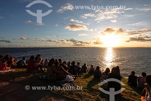  Tourists near to Santo Antonio da Barra Fort (1702) to observe the sunset  - Salvador city - Bahia state (BA) - Brazil