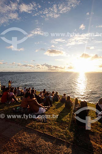  Tourists near to Santo Antonio da Barra Fort (1702) to observe the sunset  - Salvador city - Bahia state (BA) - Brazil
