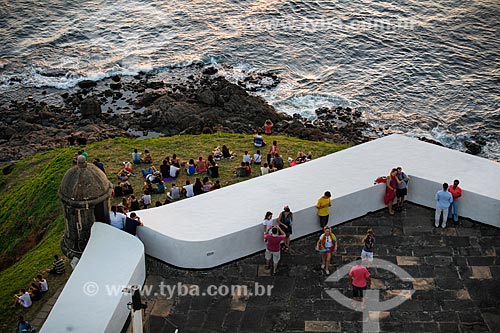  Tourists - Santo Antonio da Barra Fort (1702) to observe the sunset  - Salvador city - Bahia state (BA) - Brazil