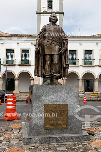  Statue of Thome de Souza - founder of the Salvador city - Thome de Souza Square with the Municipal Chamber of Salvador city (1549) in the background  - Salvador city - Bahia state (BA) - Brazil