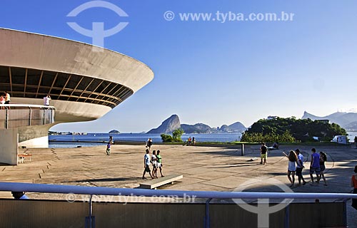  Niteroi Contemporary Art Museum (1996) - part of the Caminho Niemeyer (Niemeyer Way) - with the Sugar Loaf in the background  - Niteroi city - Rio de Janeiro state (RJ) - Brazil