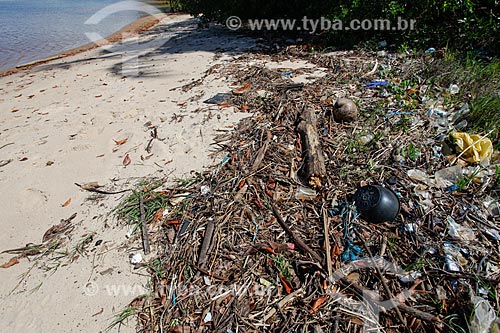  Detail of the pollution - Timeantube River waterfront  - Mata de Sao Joao city - Bahia state (BA) - Brazil