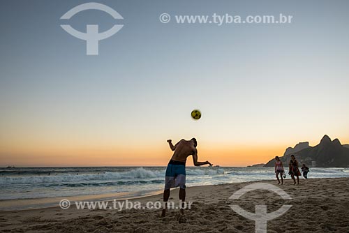  Peoples playing soccer on the waterfront of Ipanema Beach with Morro Dois Irmaos (Two Brothers Mountain) in the background  - Rio de Janeiro city - Rio de Janeiro state (RJ) - Brazil