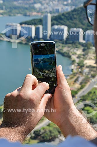  Tourist taking pictures of Rodrigo de Freitas lagoon with cell phone  - Rio de Janeiro city - Rio de Janeiro state (RJ) - Brazil