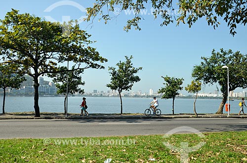  Pedestrian and cyclist - bike lane of Rodrigo de Freitas Lagoon  - Rio de Janeiro city - Rio de Janeiro state (RJ) - Brazil