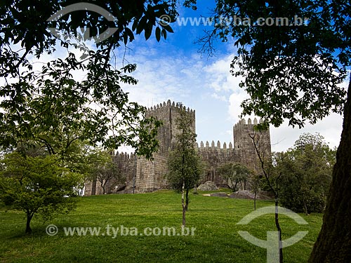  General view of Castelo de Guimaraes (Guimaraes Castle) - XIII century  - Guimaraes municipality - Braga district - Portugal