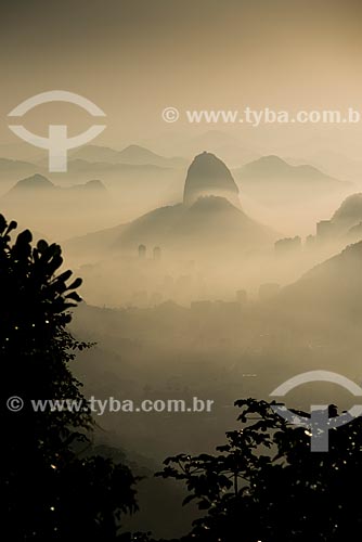  View of dawn - Sugar Loaf from mirante of Mesa do Imperador  - Rio de Janeiro city - Rio de Janeiro state (RJ) - Brazil